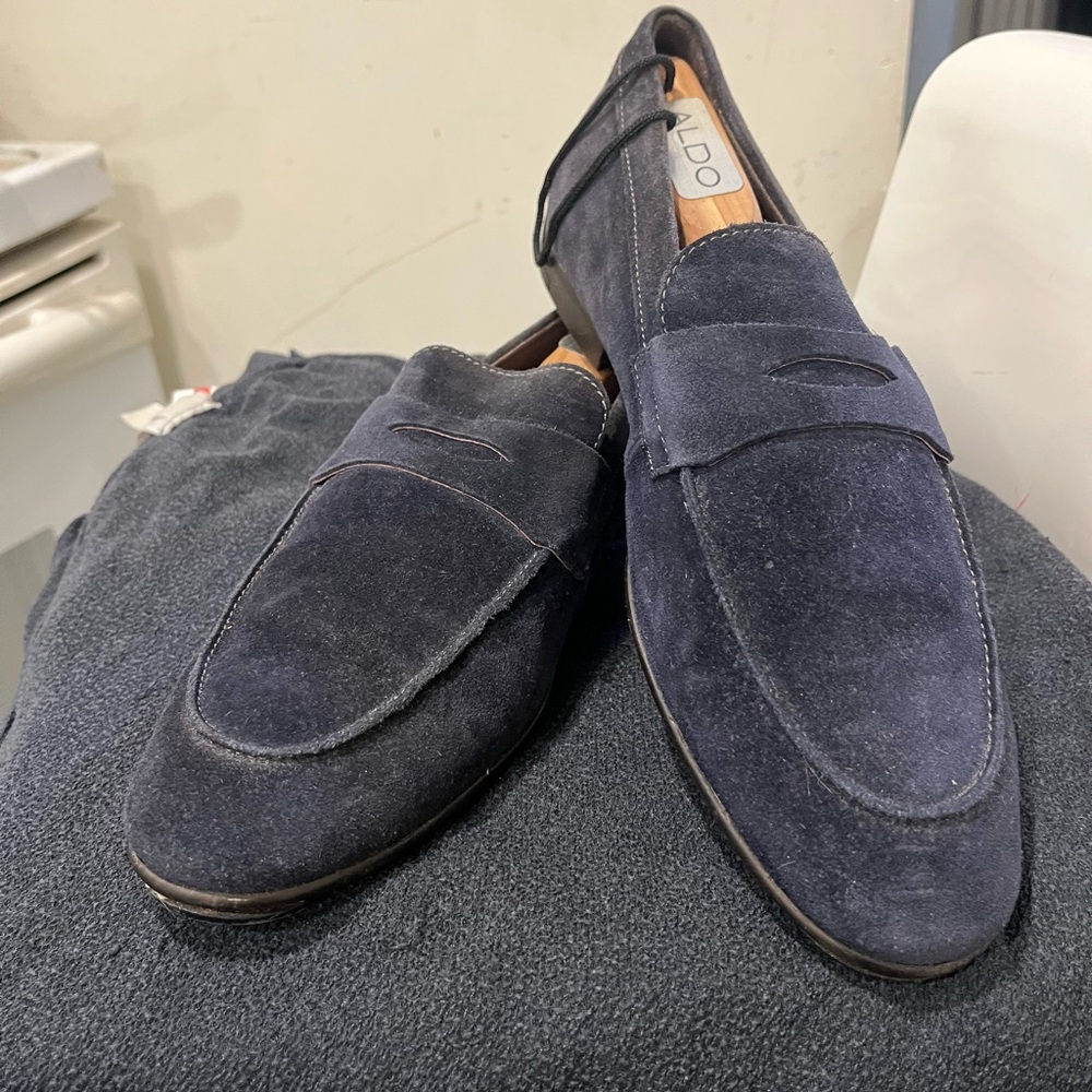 Aldo men’s size 8  dark blue/navy suede penny loafers  in good condition